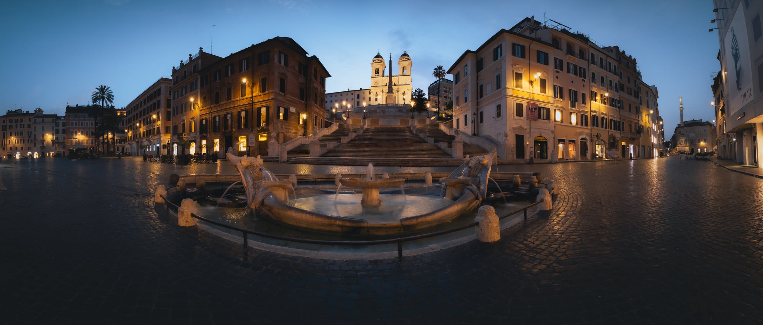 La Plaza de España de Roma vacía al amanecer, con la fuente de la Barcaccia y la escalinata al fondo.